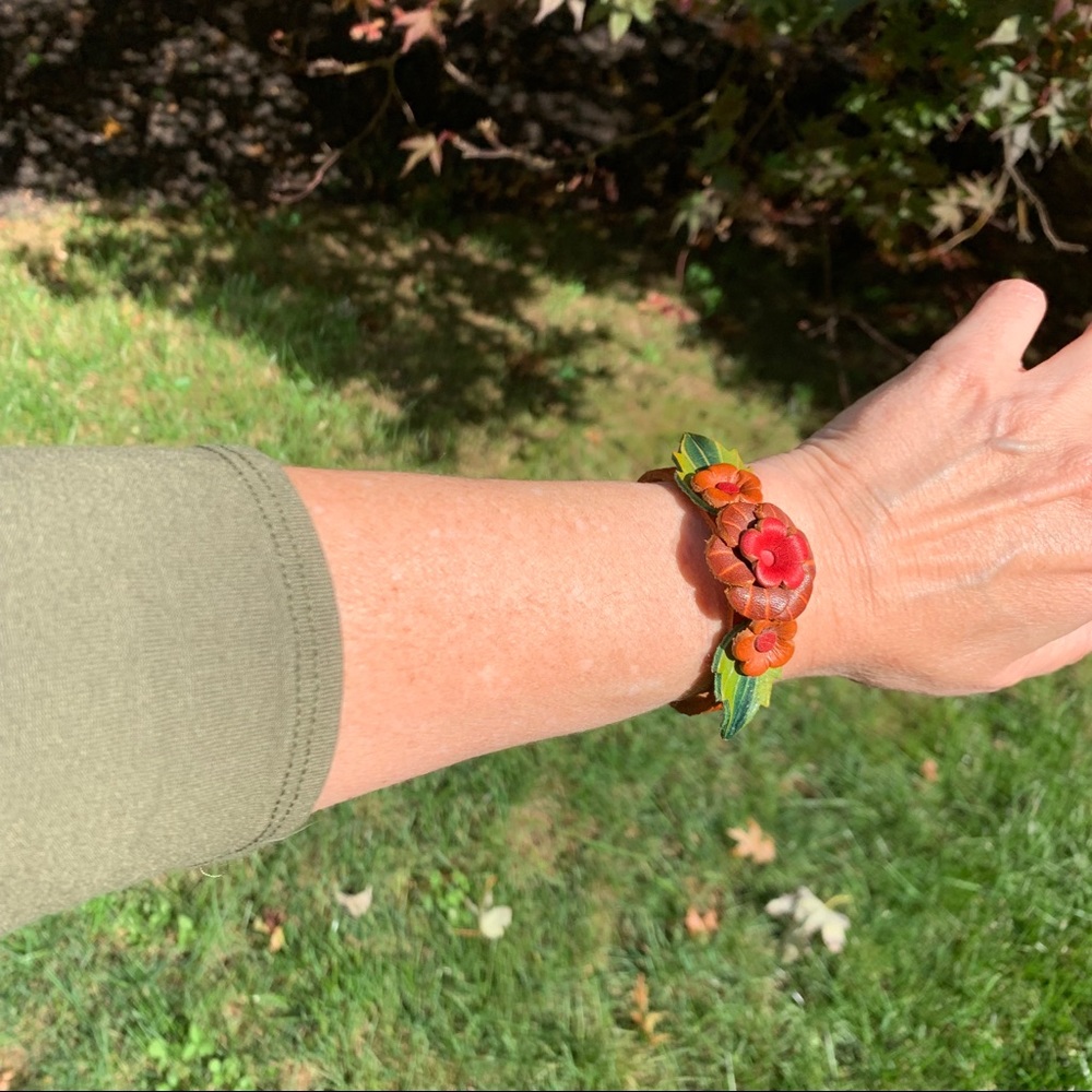 Leather flower bracelet. - Picture 2 of 3